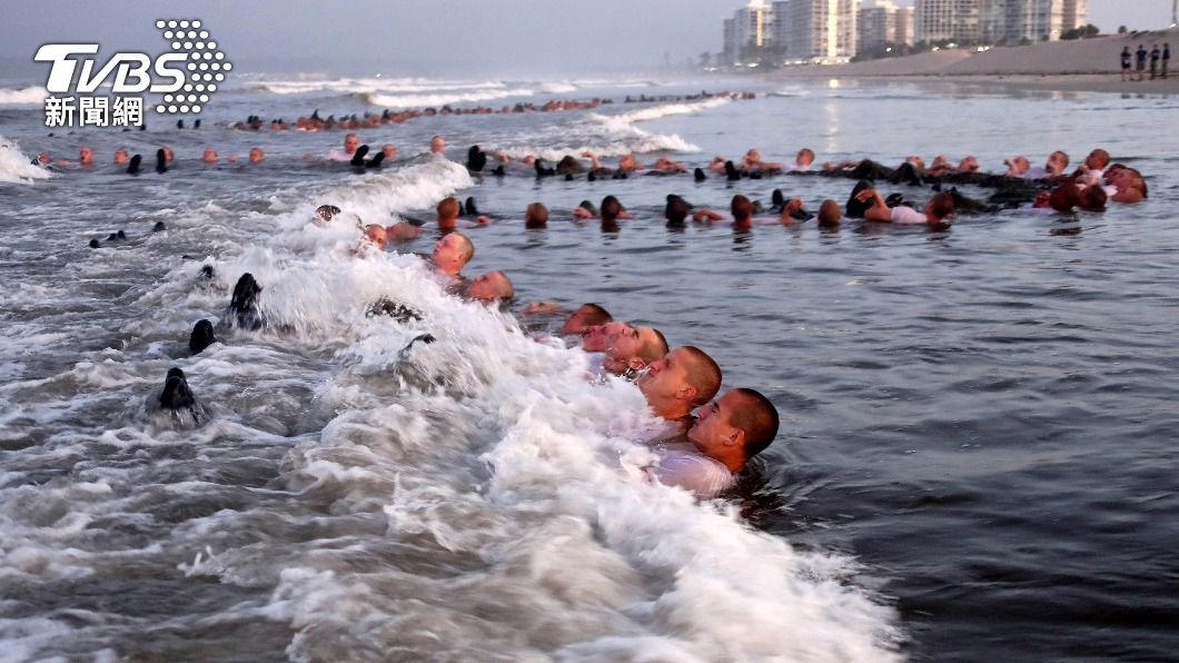 學員泡在冰冷的海水中挑戰人體極限。（示意圖／達志影像美聯社）