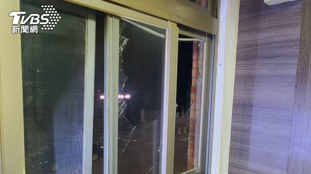 二樓窗戶被砸破。（圖／TVBS）