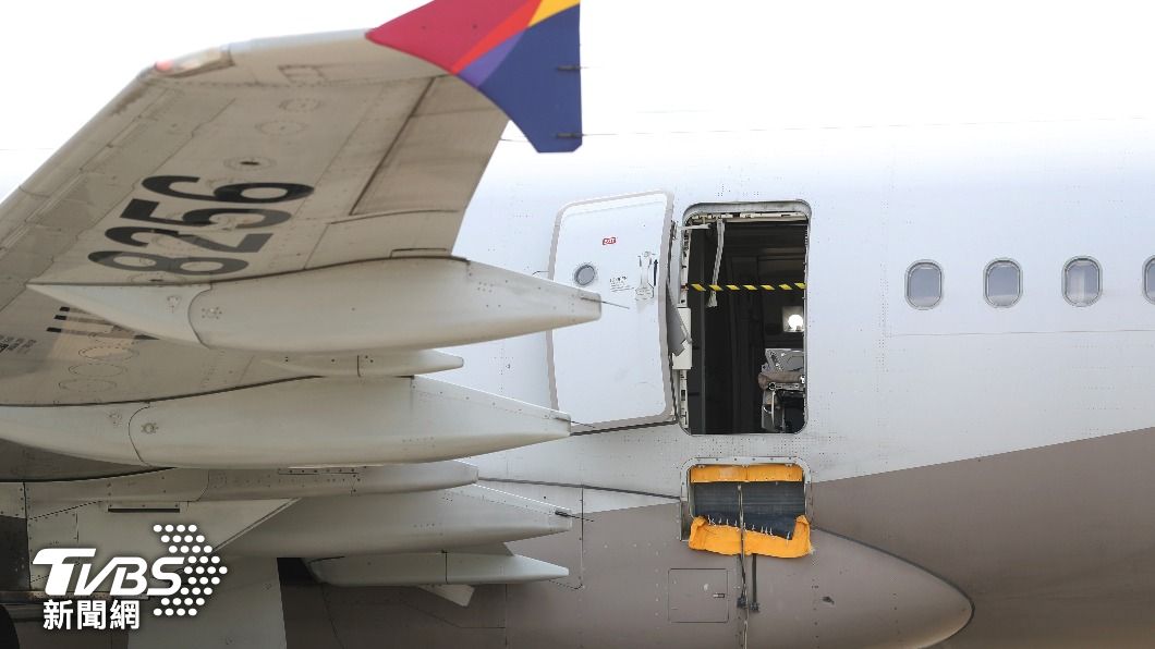 韓亞航A321客機飛行途中被強行開啟逃生門，差點釀成飛安大禍。（圖／達志影像美聯社）