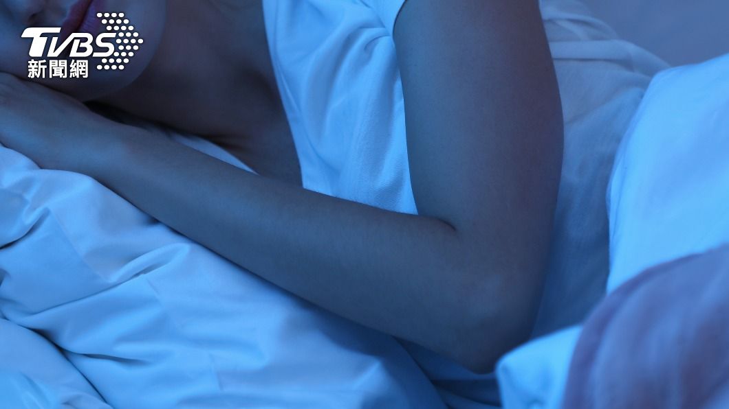 開燈睡覺恐傷身，醫師表示保持臥室「黑暗涼爽」可保護代謝健康。（示意圖／Shutterstock達志影像）