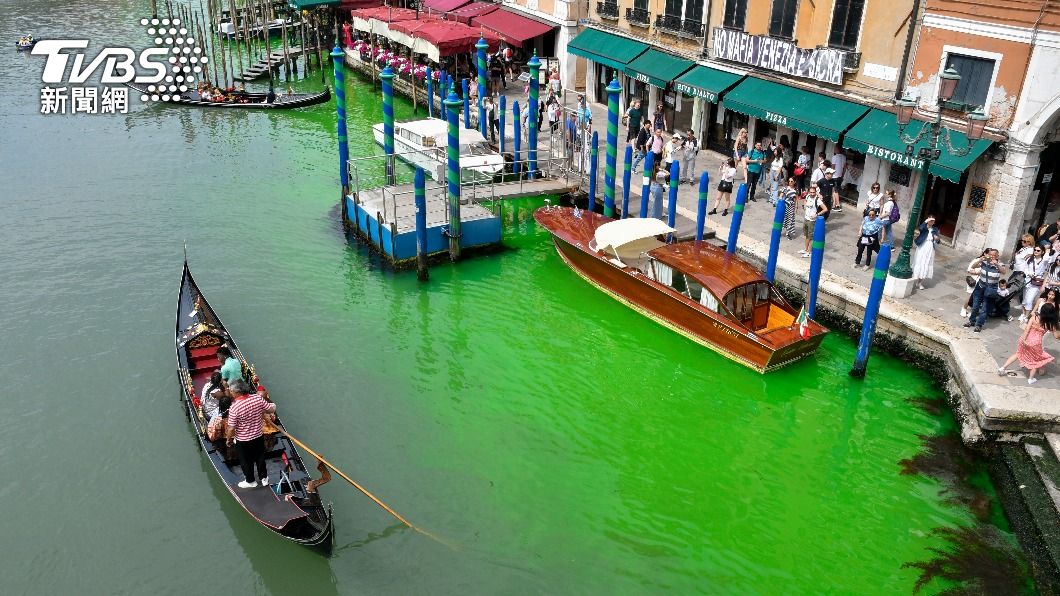 威尼斯運河部分河段的河水忽然染成鮮豔的螢光綠色。（圖／達志影像美聯社）