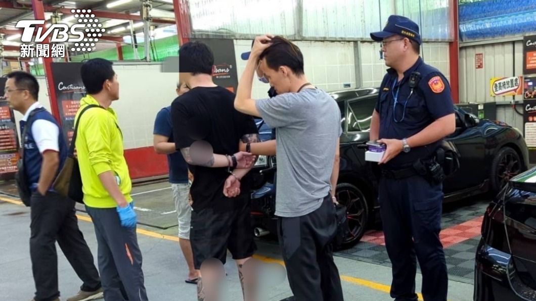 許男在洗車時被警方包夾。（圖／TVBS）