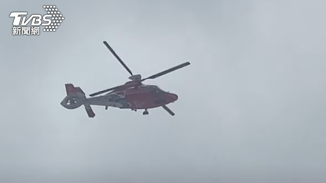 搜救人員出動直升機搜尋。（圖／TVBS）