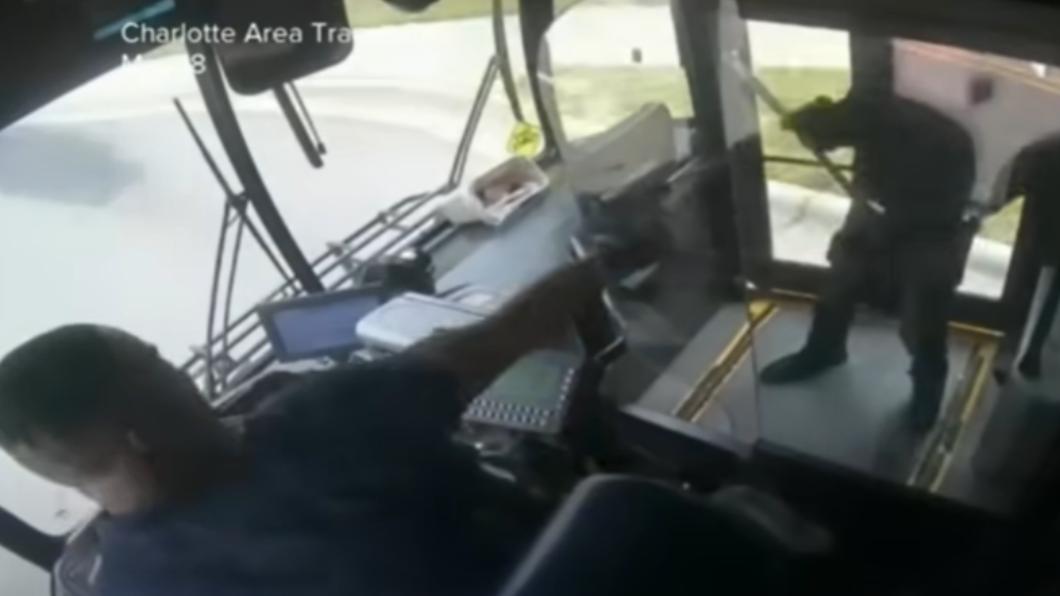美國北卡羅萊納州發生「公車駁火」誇張事件。（圖／翻攝自 YT）