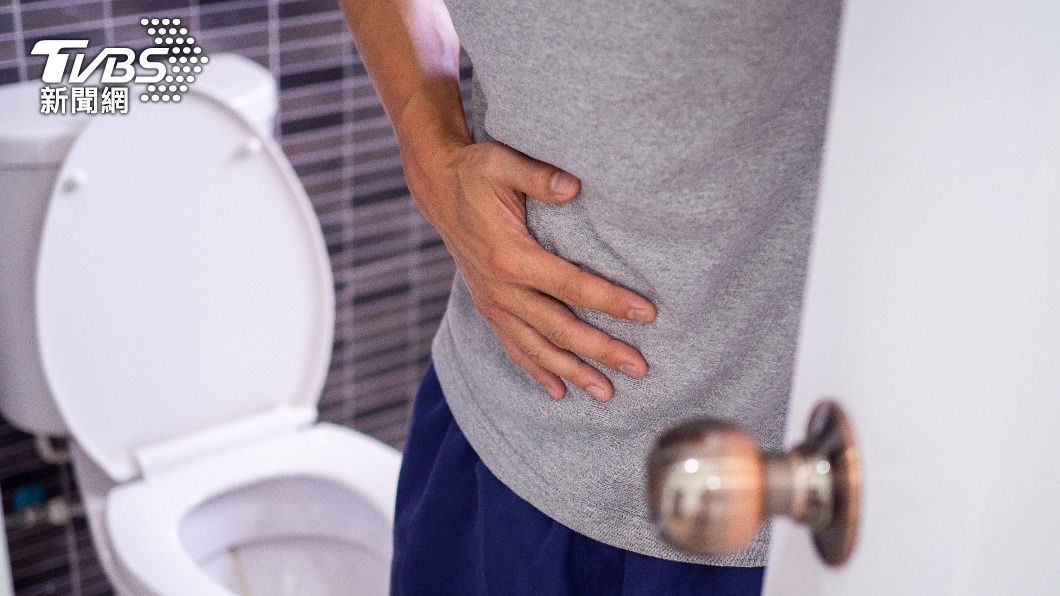 30歲男穿條內褲夜尿腰部突劇痛，檢查出腎中風。（示意圖，非當事人／shutterstock達志影像）