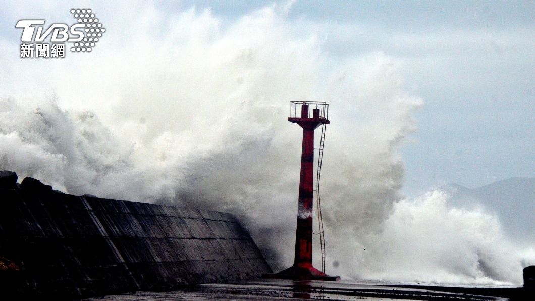 台東大武漁港內可見海浪打上堤防。（圖／中央社）