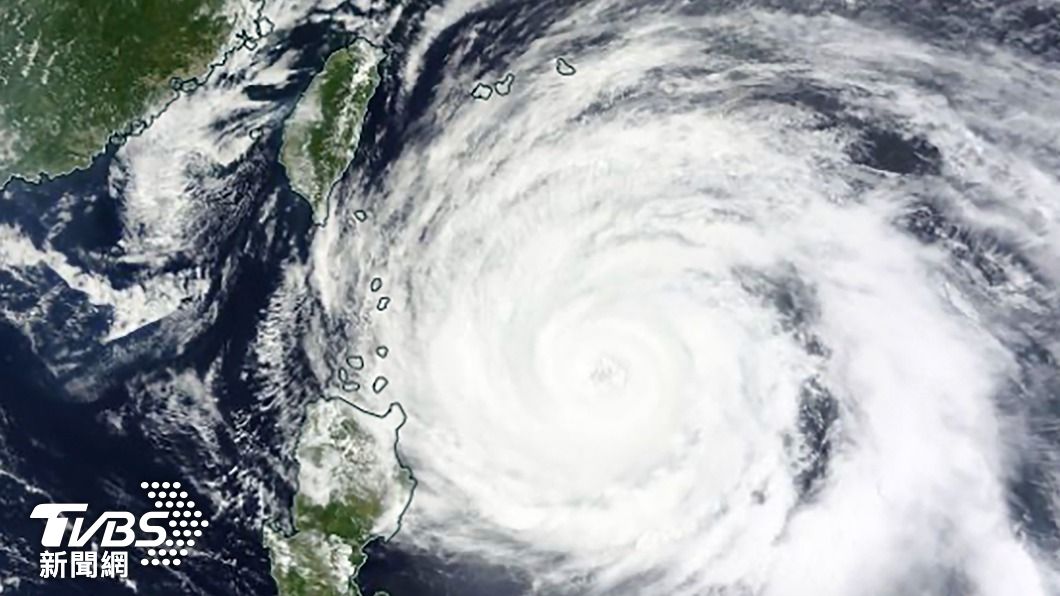 瑪娃颱風龐大且完整的暴風圈，開始侵襲菲律賓北部。（圖／達志影像美聯社）