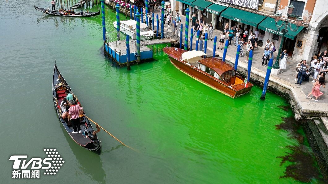 威尼斯大運河大面積變成螢光綠，原來是為了檢測汙水系統。（圖／達志影像美聯社）