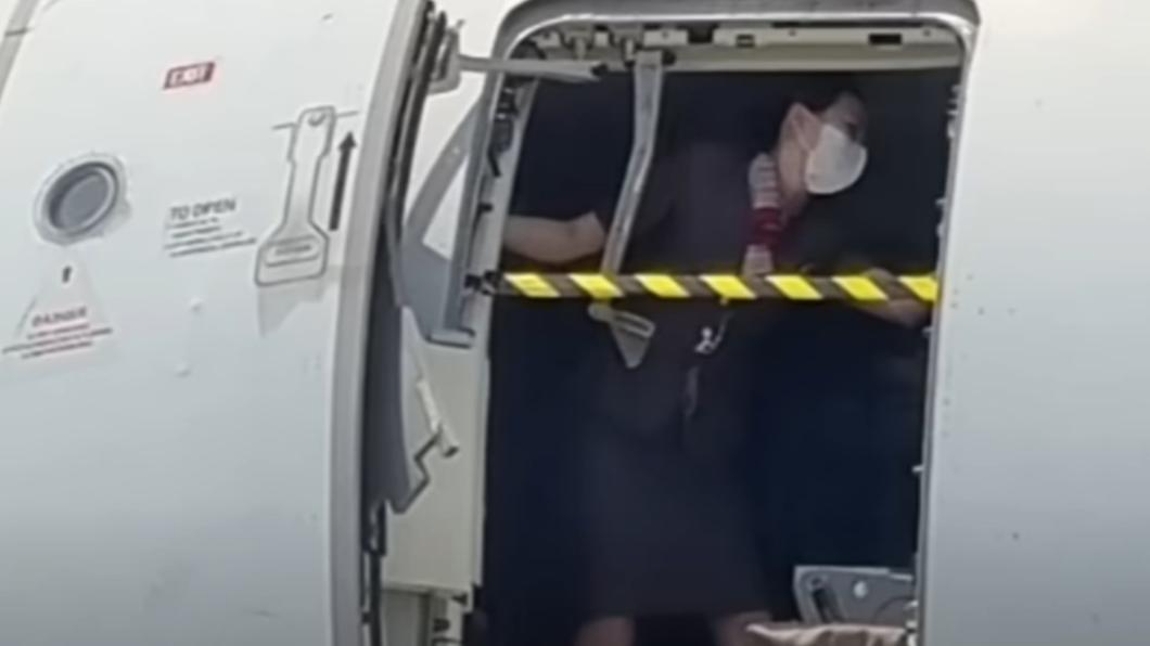 韓亞航空（Asiana Airlines）空姐在艙門大開時「肉身擋門」。（圖／翻攝自 《MBN》）