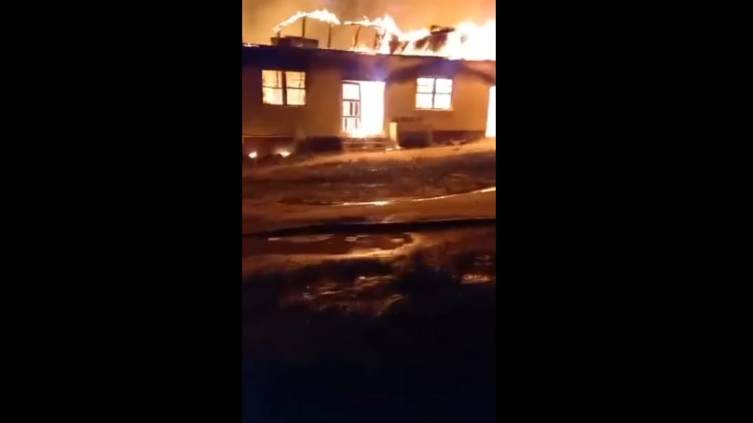 南美國家圭亞那學校宿舍被縱火，釀成19人死亡悲劇。（圖／翻攝自推特影音）