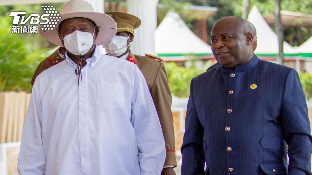烏干達總統穆塞維尼，周一簽署一項反同性戀法案。這項引發爭議的法案，被認為是全球最嚴厲的反同政策，違反者最高可被判處死刑。（圖／路透社）