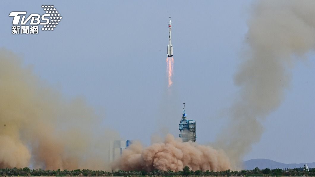 搭載「神舟16號」（Shenzhou 16）載人太空船的長征二號F運載火箭（Long March 2F ）今（30）日上午發射成功。（圖／達志影像路透社）