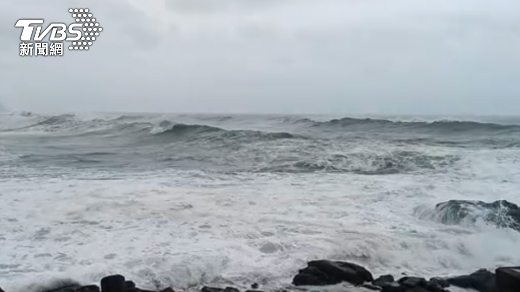 受到颱風外圍環流影響，宜蘭沿海開始出現長浪。（圖／TVBS）
