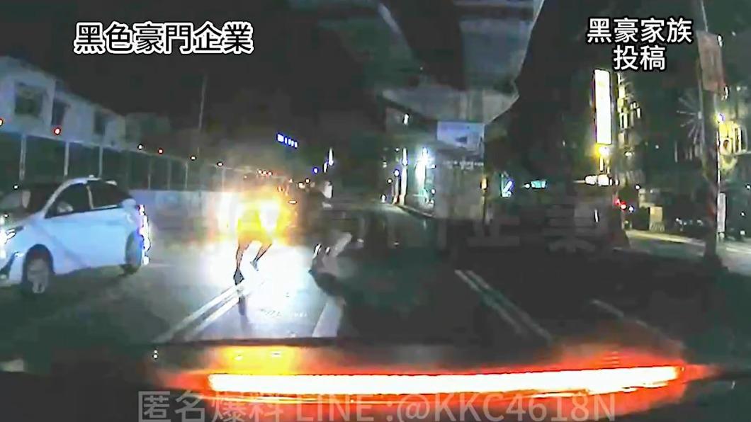 行車紀錄器拍下3人當街扭打、互毆。（圖／翻攝黑色豪門企業）