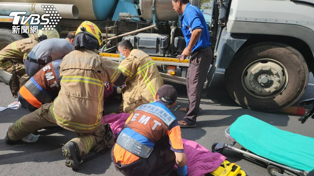 婦遭水泥車卡車底，命大獲救送醫。（圖／民眾提供）