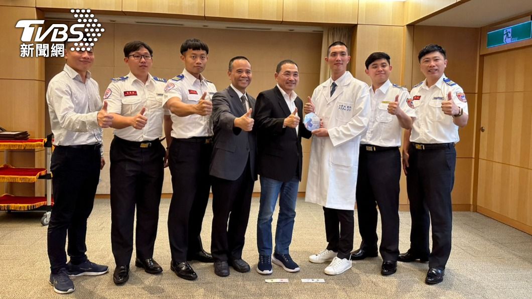新北市消防局代表隊在亞洲急診醫學會交流中獲得亞軍佳績，市長侯友宜親自受獎。（圖／TVBS）