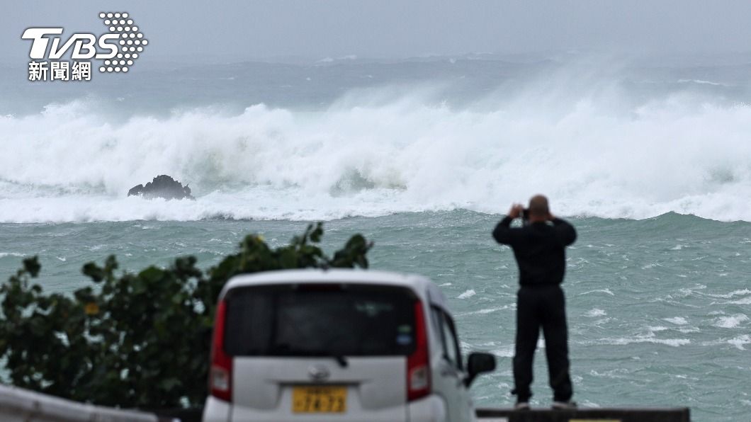 沖繩石垣島出現大浪。（圖／達志影像美聯社）
