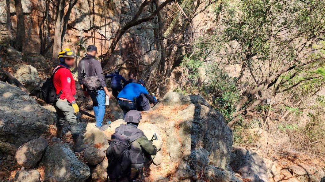 墨西哥哈利斯科州搜查人員在峽谷中發現了45個裝有人類遺骸的袋子，遺體的總數目仍在確認中。（圖／翻攝自哈利斯科州檢察官辦公室臉書）