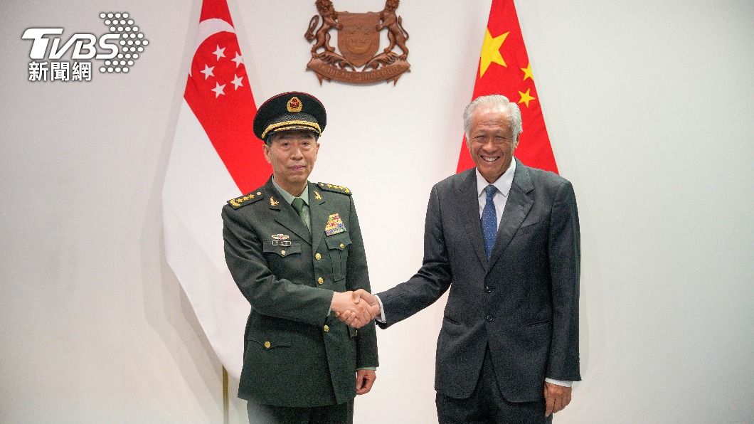 中國國防部長李尚福、新加坡國防部長黃永宏。（圖／達志影像美聯社）