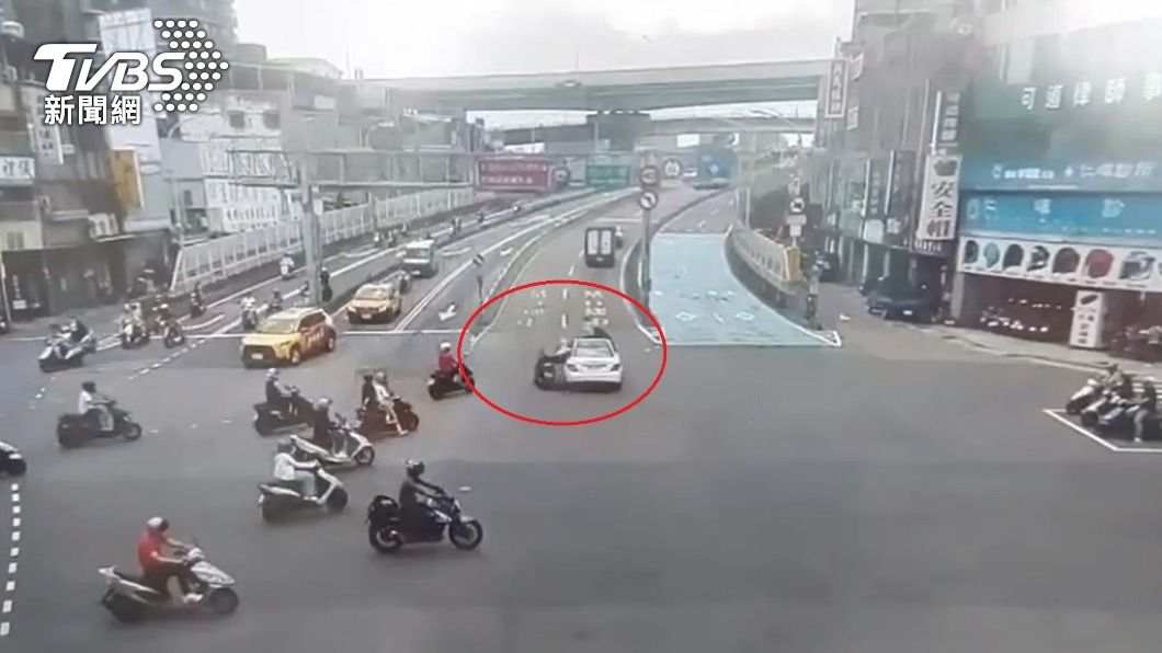 白色賓士車闖紅燈，當場撞上1名機車騎士。（圖／TVBS）