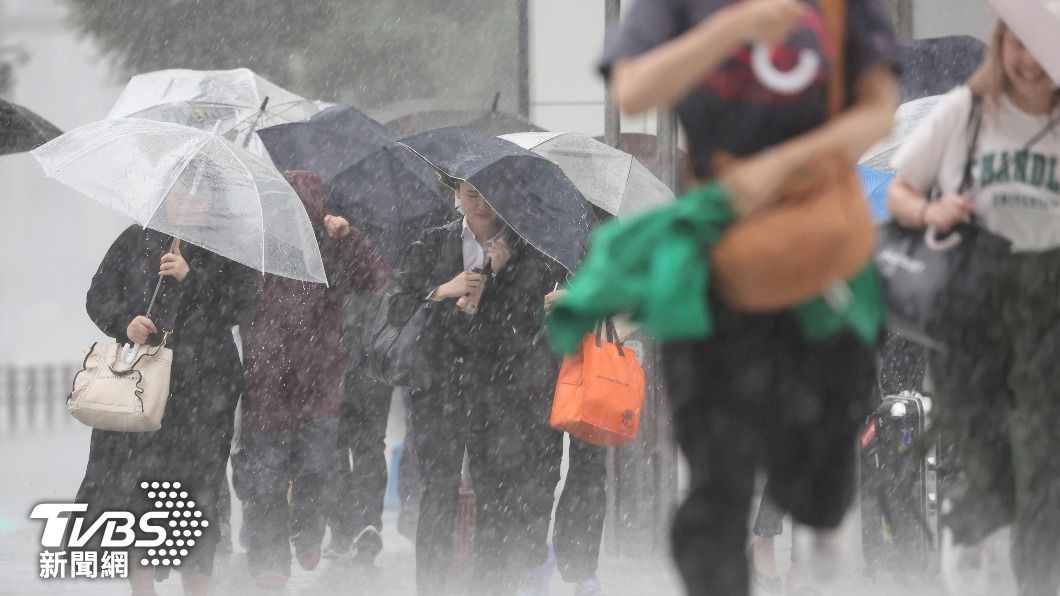 愛知縣民眾撐著傘在大雨中行走。（圖／達志影像美聯社）