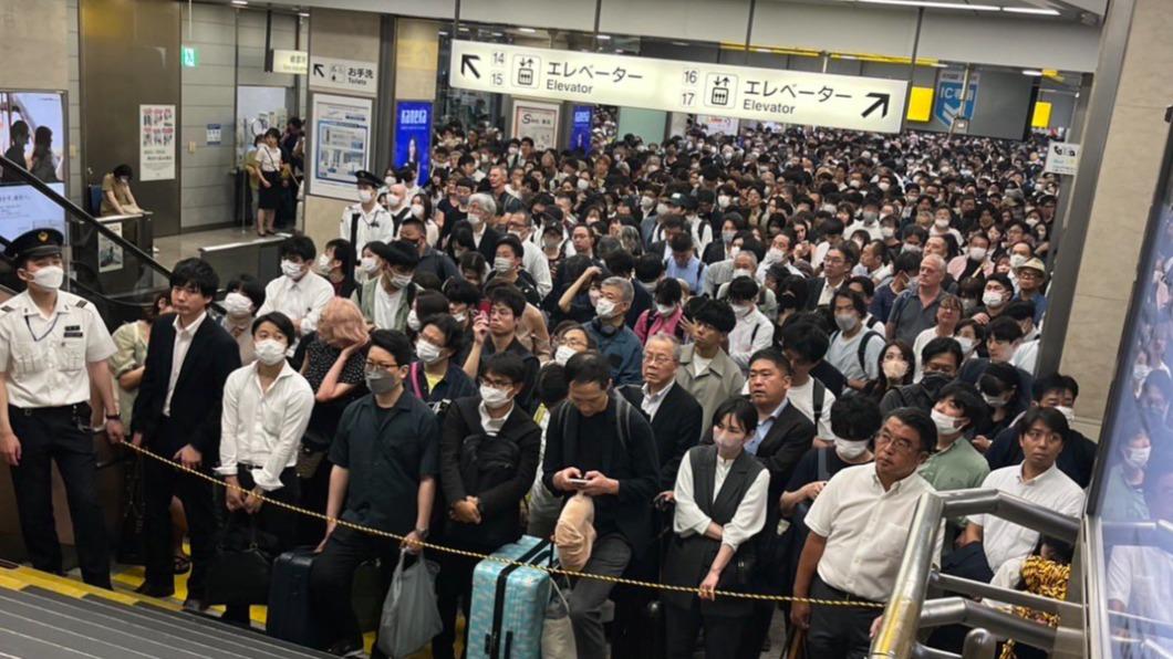 擠在名古屋車站通往月台入口的乘客，正在等待列車恢復營運。（圖／翻攝自@@yukaaka0606推特）