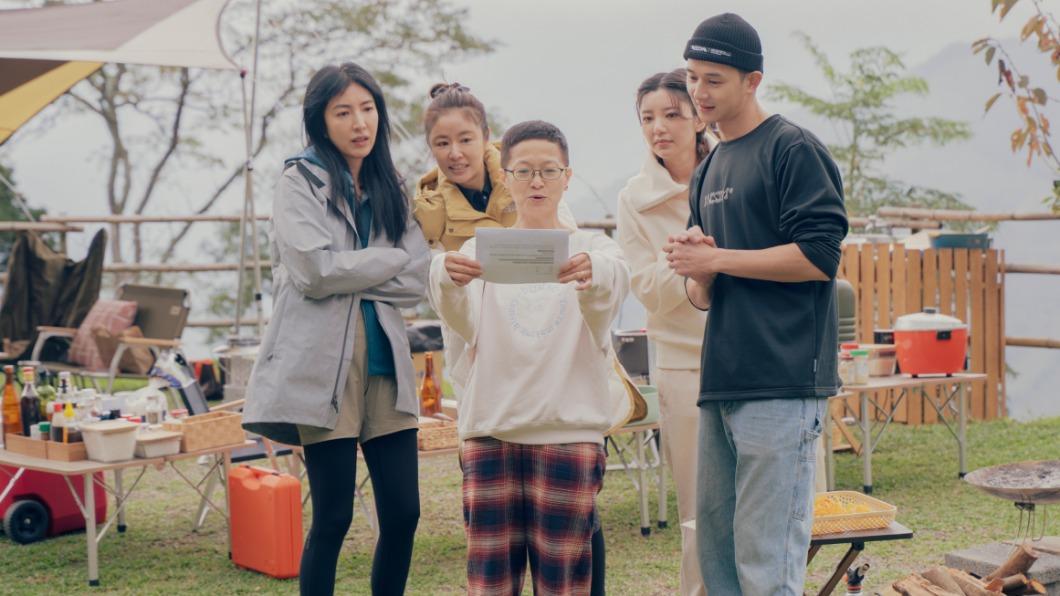 楊謹華（左起）、林心如、謝瓊煖、郭雪芙、張軒睿在露營過程挑戰任務。（圖／TVBS）