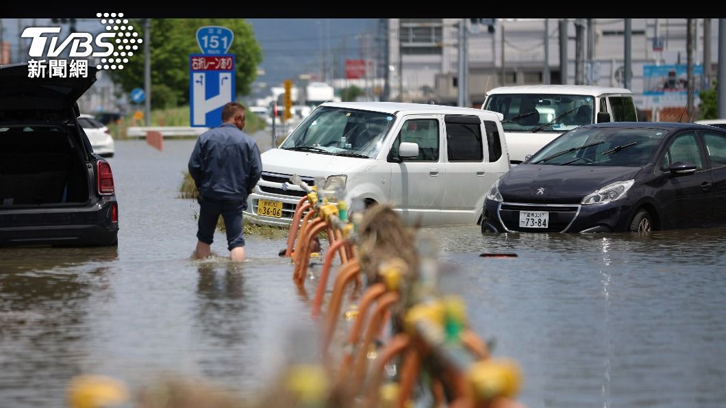日本愛知縣豐川市是本次重災區之一，路上車輛泡水故障，駕駛只能下車徒步走水路以免被困。（圖／達志影像美聯社）