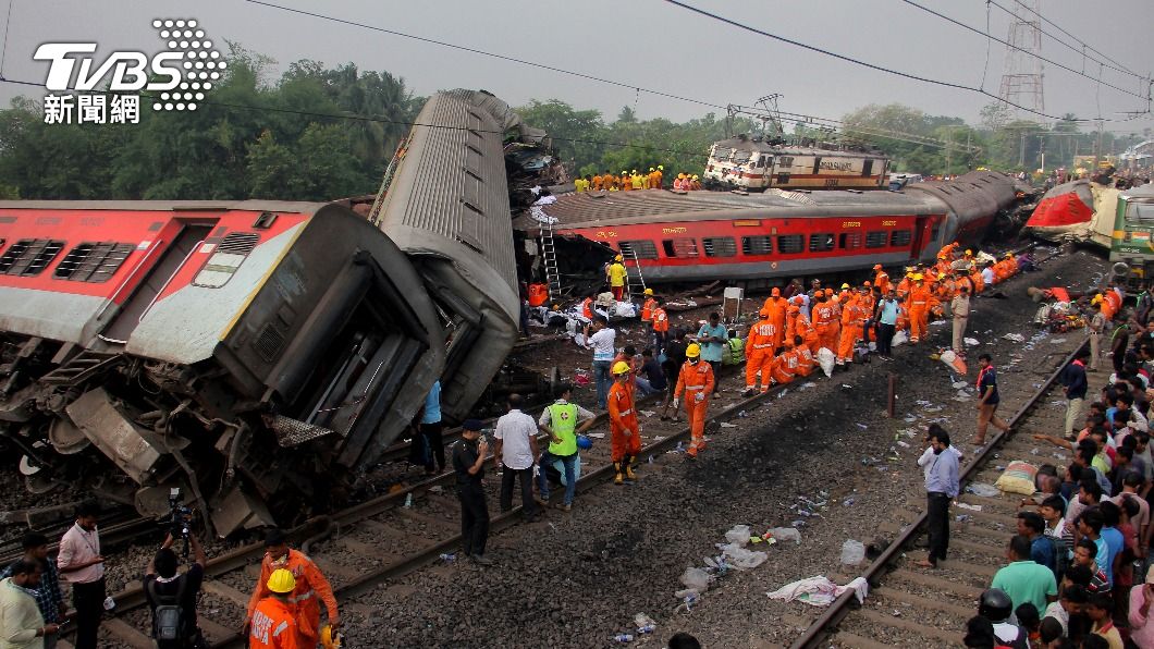 火車車廂撞成一團，乘客的物品散落在鐵道上。（圖／達志影像美聯社）