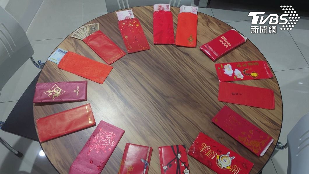 台東清潔隊發現15個紅包。（圖／中央社）