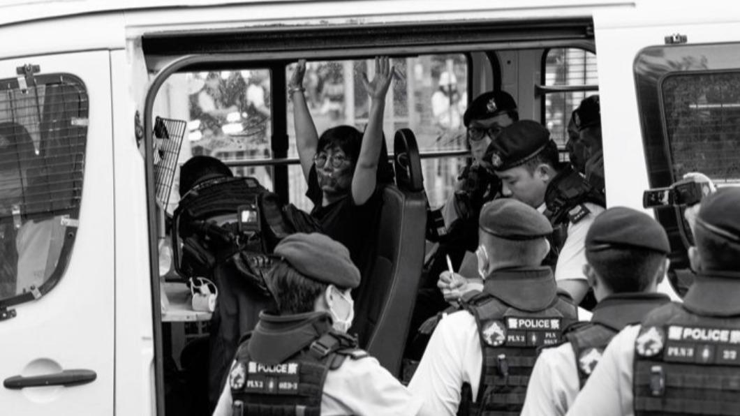 香港警方在「六四」抓捕年輕學生與民主人士。（圖／TVBS）