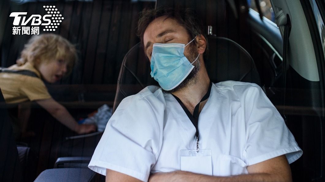 越南一名男子帶著小孩在車上吹冷氣睡覺，結果3人因缺氧昏迷。（示意圖／達志影像shutterstock）