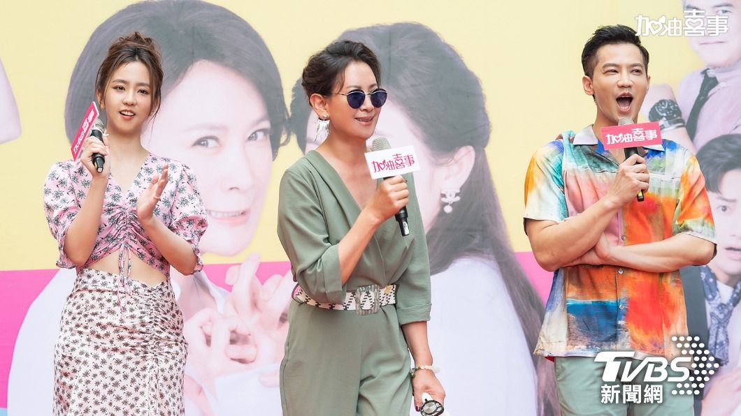 周曉涵（左起）、陳亞蘭、鄒承恩跟《加油喜事》粉絲相見歡。（圖／TVBS提供）
