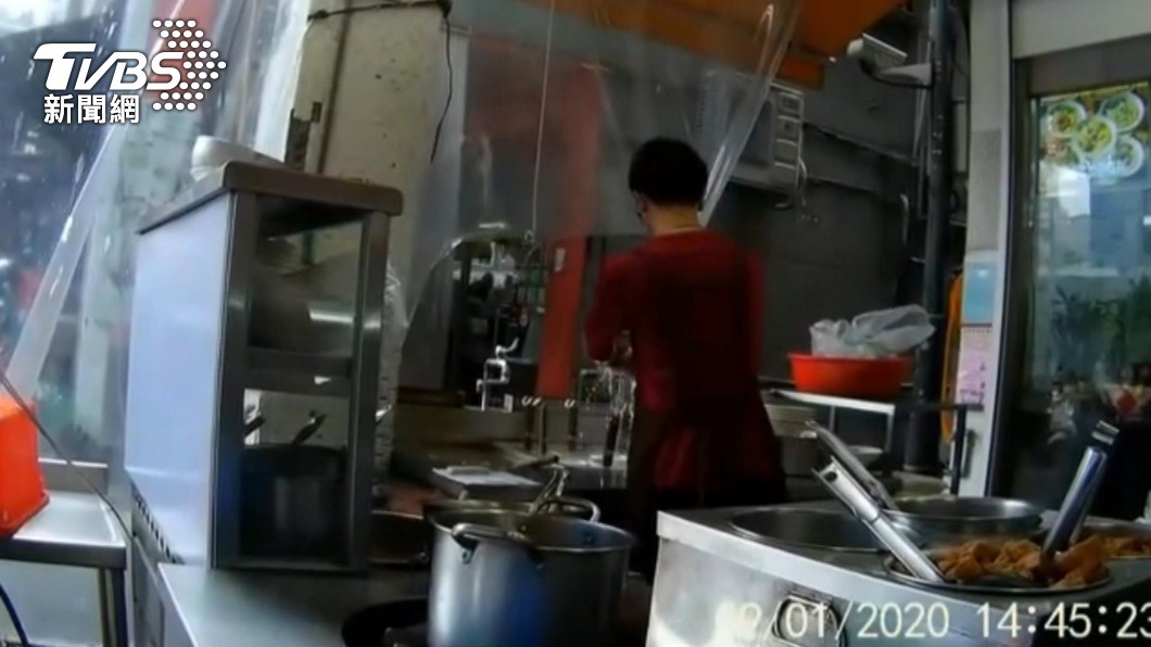 北投志明牛肉麵石牌分店外送員拍影片爆料將擦拭檯面的抹布水擰進煮麵鍋裡。（圖／翻攝自爆料公社）
