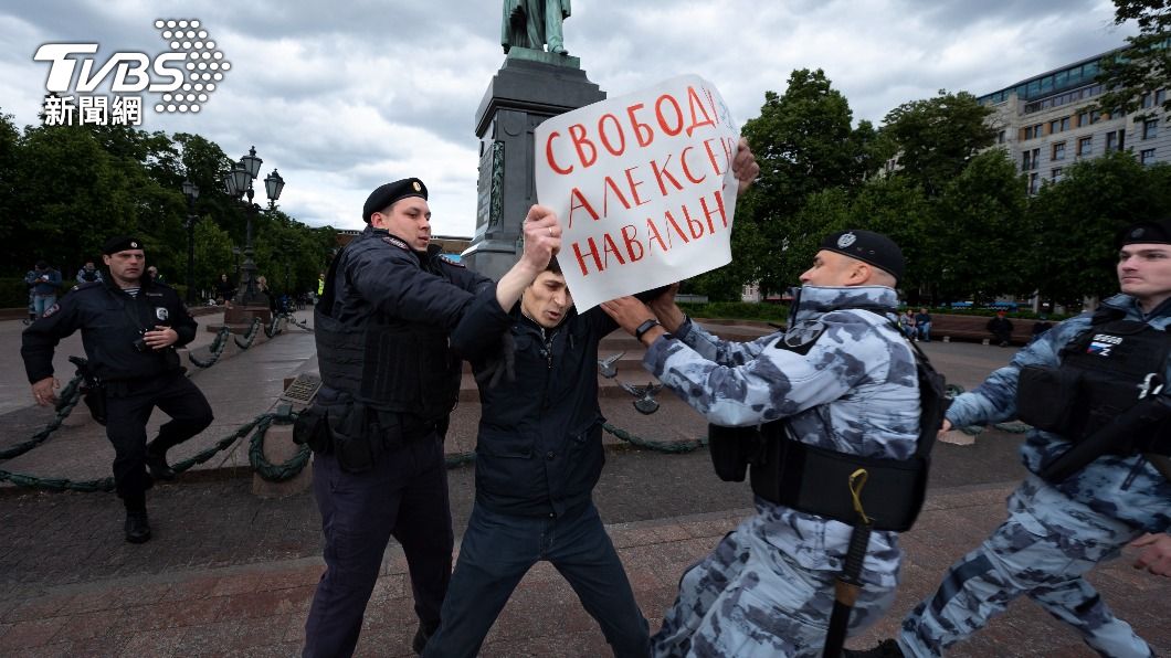 俄警方逮捕示威民眾。（圖／達志影像美聯社）