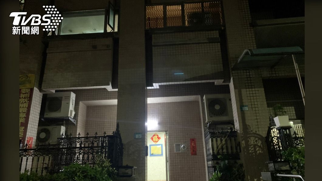 新莊區昌平街一處社區大樓暗夜傳出火警，造成5人送醫。（圖／TVBS）
