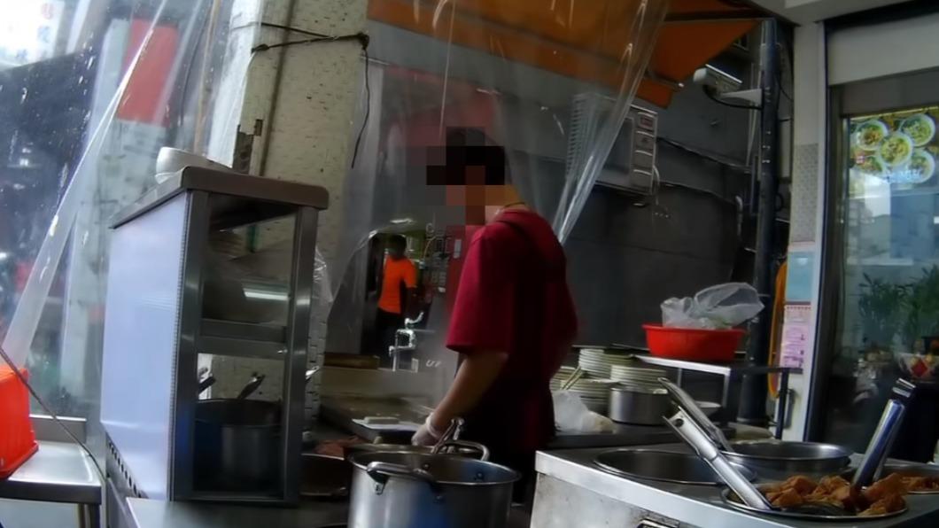 北投知名牛肉麵店石牌店，遭一名外送員爆料店員將抹布水擰進湯鍋。（圖／翻攝自爆料公社）