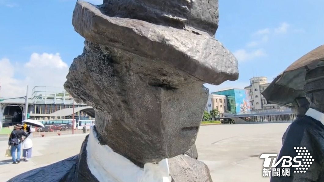 放置於基隆國門廣場的朱銘「紳士」作品，雕塑的臉上竟然被作為「熄滅菸頭」用，留下長長一條焦黑的痕跡。（圖／ＴＶＢＳ）