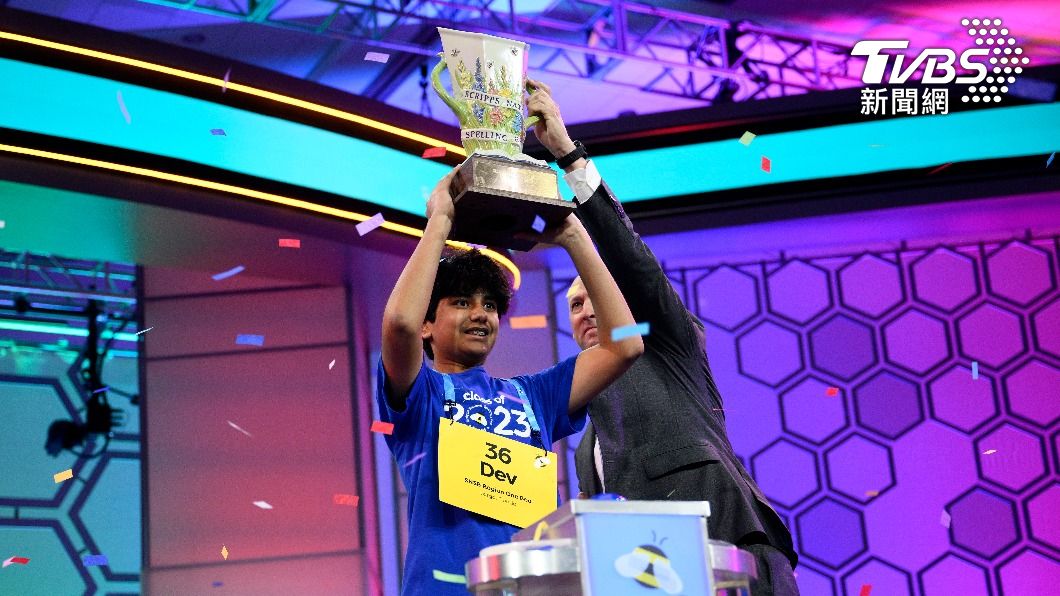 來自佛羅里達、今年14歲的戴夫夏（Dev Shah）獲得2023年全美拼字比賽的冠軍。（圖／達志影像美聯社）
