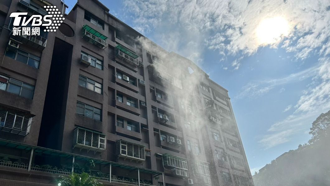 汐止社區8樓起火。（圖／TVBS）