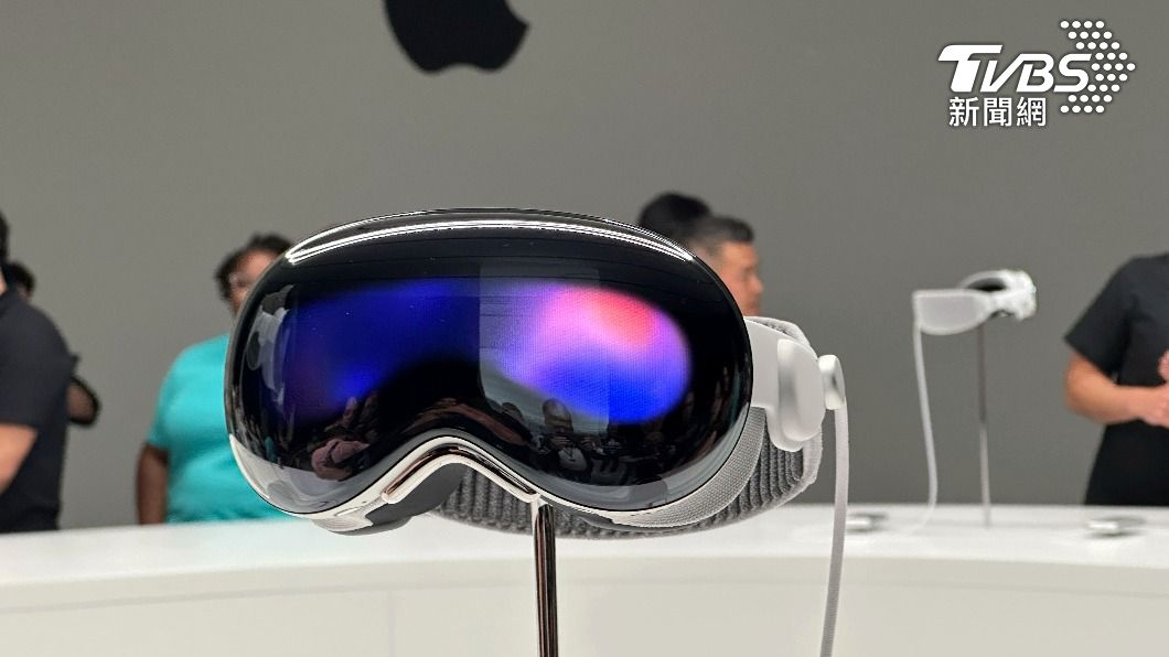 蘋果在WWDC帶來首款虛擬實境頭盔Vision Pro。（圖／達志影像美聯社）