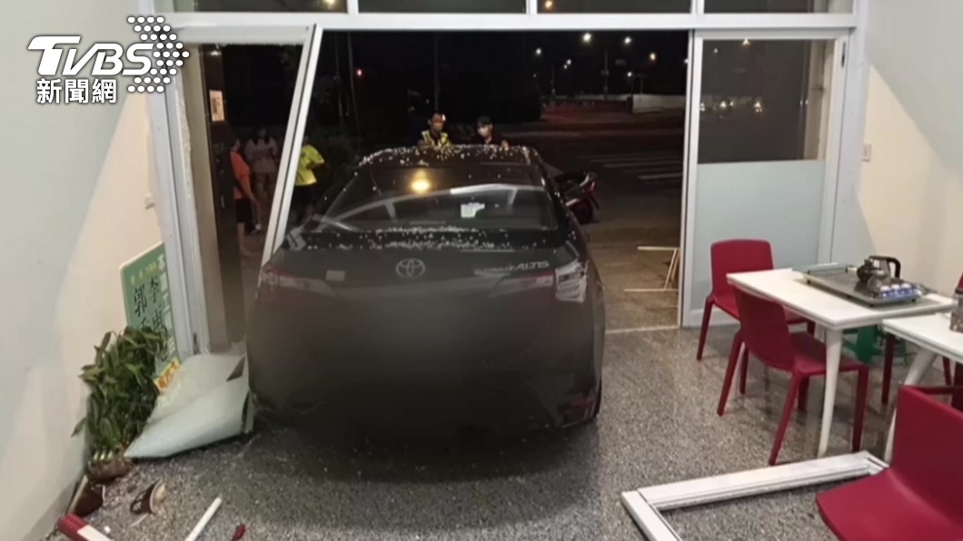 服務處遭撞惡搞，綠議員：公親變事主。（圖／TVBS）