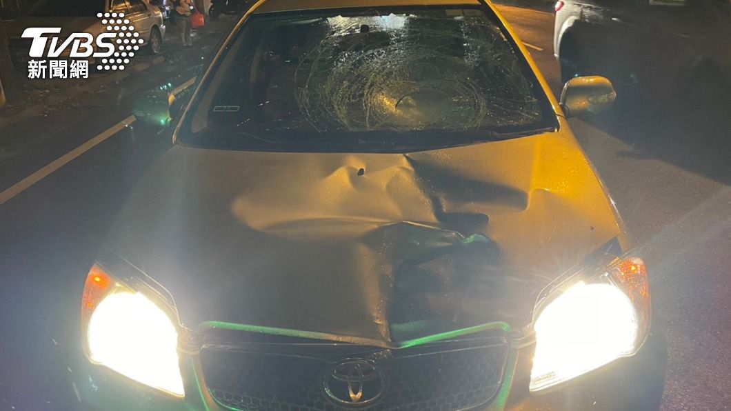 轎車受到猛力撞擊擋風玻璃破裂。（圖／TVBS）