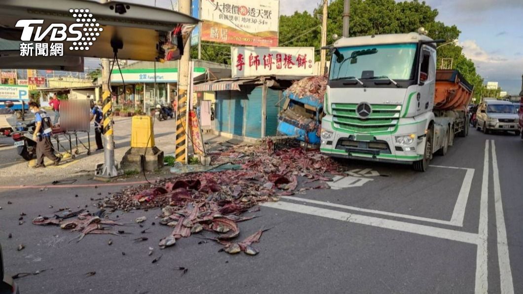 滿車魚屍傾瀉而出，網：有味道。（圖／TVBS）