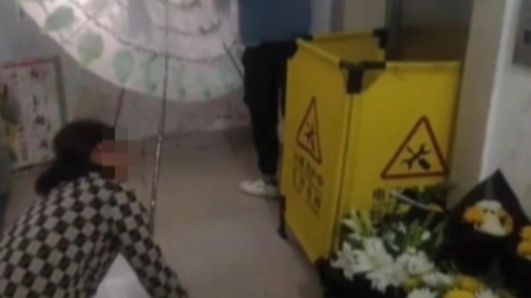 安徽一名電梯維修工人發生意外身亡，家屬悲痛不已。（圖／翻攝自抖音）