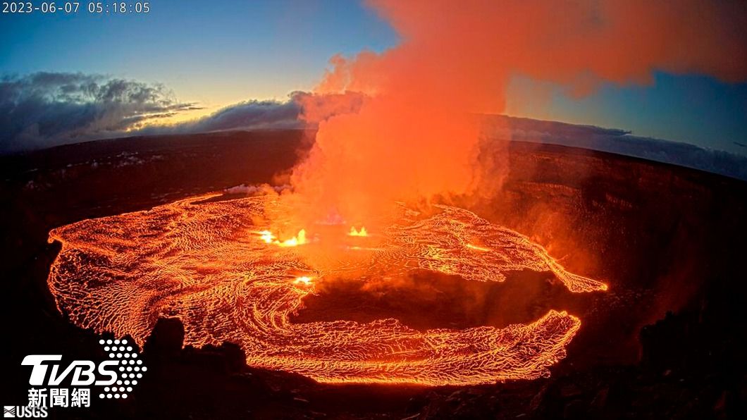 夏威夷基拉韋亞火山睽違3月後再次噴發，火山口出現驚人的壯麗美景。（圖／達志影像美聯社）