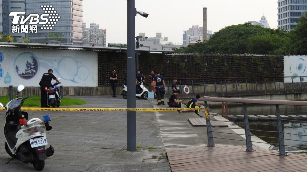 男子離奇陳屍公園池塘，警方拉起封鎖線調查。（圖／TVBS）