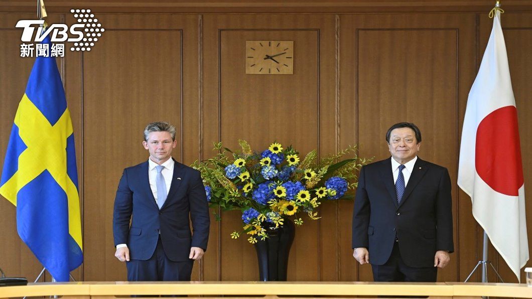 日本防衛大臣濱田靖一與瑞典國防部長強生。（照片來源：AP）