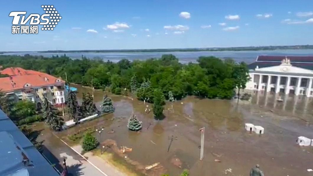 烏克蘭南部一座俄軍控制的大型水壩遭炸毀引發洪患。（圖／達志影像美聯社）