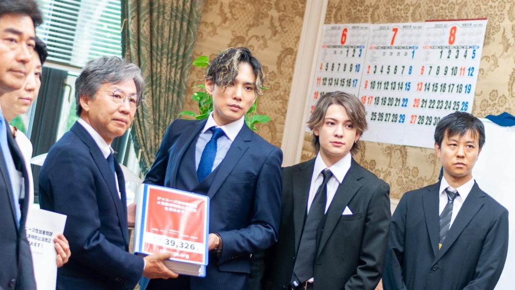 3名前小傑尼斯二本樹顯理、岡本Kauan跟橋田康（右起）遞交《兒童虐待防止法》修法的連署書。（圖／翻攝自change_jp推特）